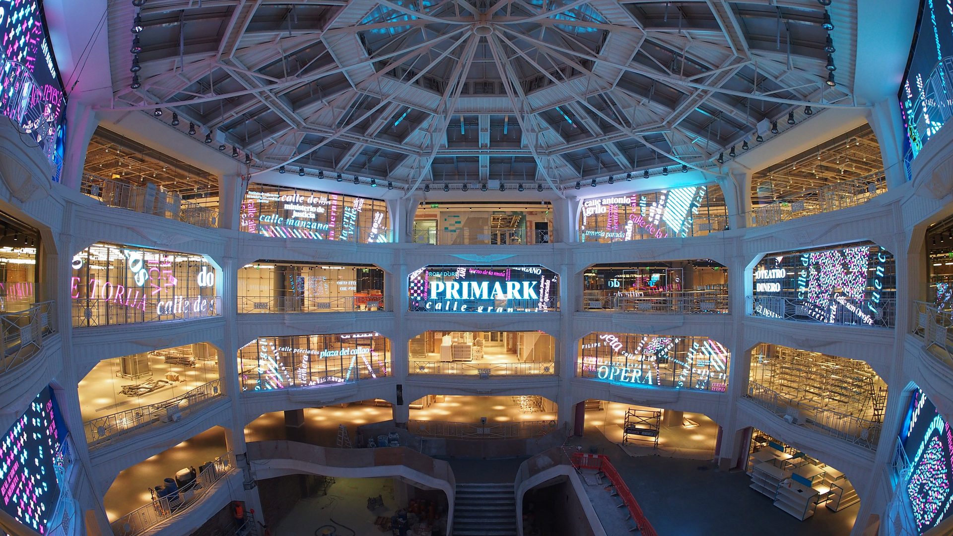Immersive LED atrium environment by Technomedia